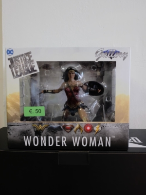 wonder woman pvc statue