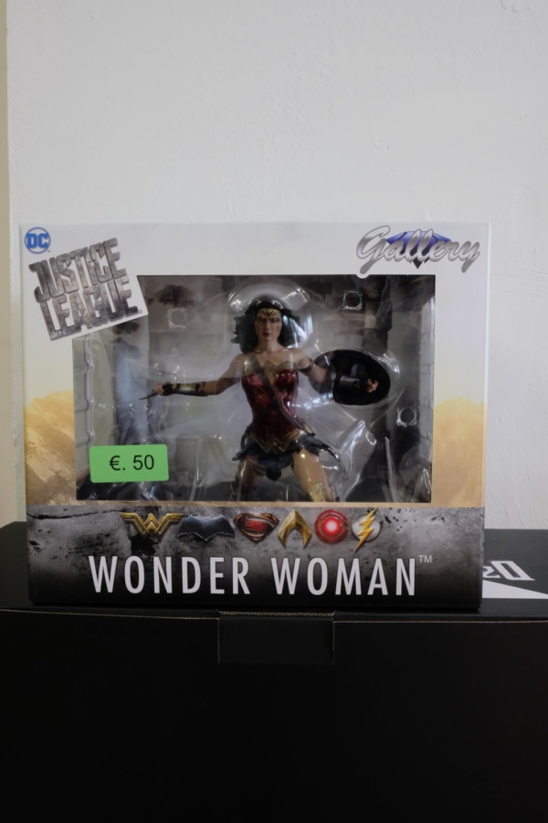 wonder woman pvc statue