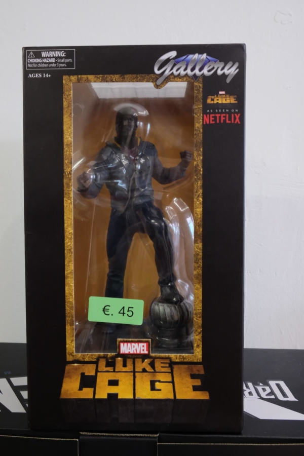 luke cage pvc stutue